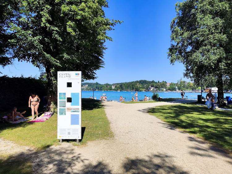 Attersee Klimt tábla a strand mellett