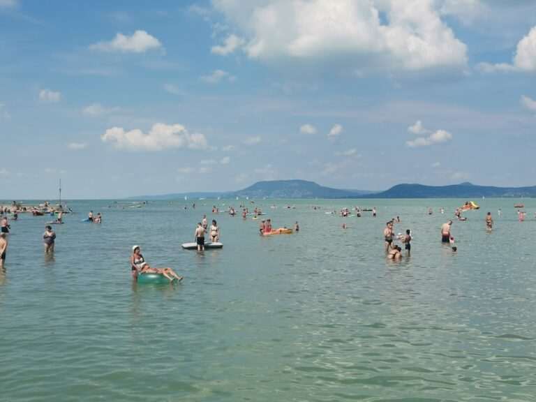 Mennyibe kerül idén egy strandolás a Balatonnál? Íme a 2025-ös belépőárak és a legjobb szabadstrandok!