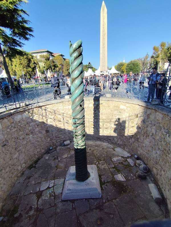Hippodrom tér obeliszk és kigyós bronz oszlop