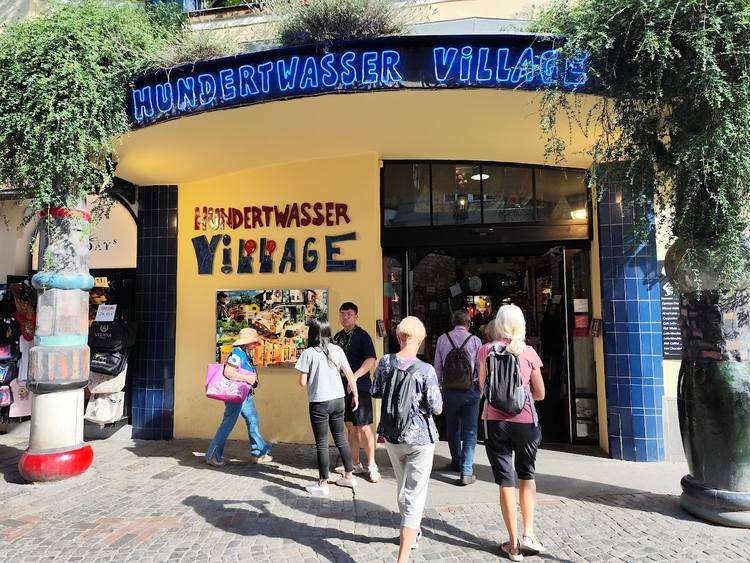 Hunderwasser village bejárat