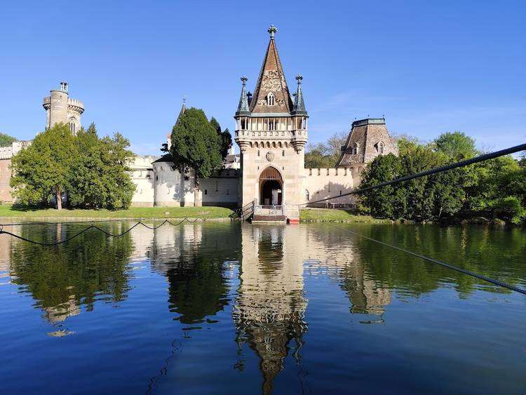 Laxenburg franzensburg kastély tóval