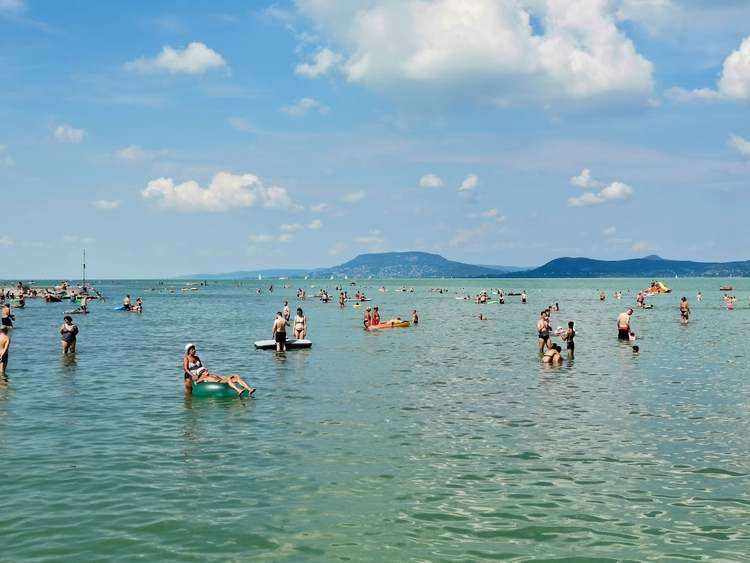 Július végére szépen megtelt a Balaton part vendégekkel