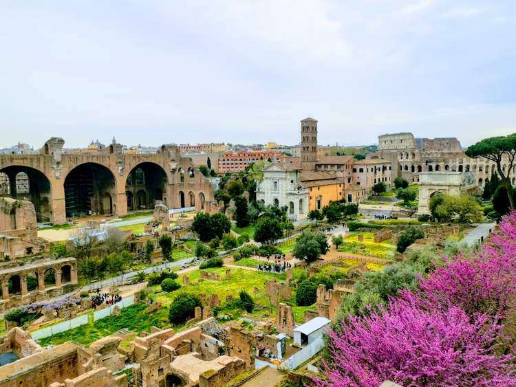 Róma romok háttérban a colosseum