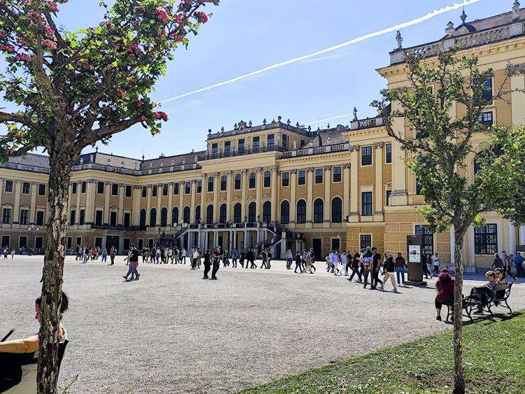 Schönbrunn előlről