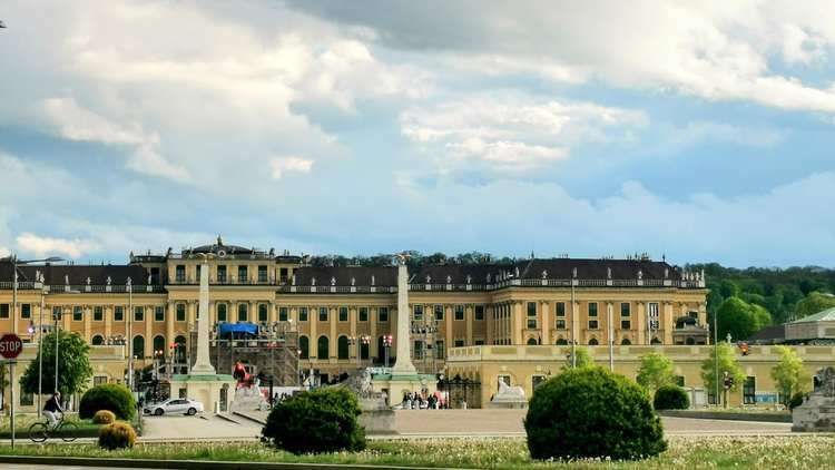 A bécsi Schönbrunn-kastély: A császári pompa és a barokk kertek lenyűgöző harmóniája