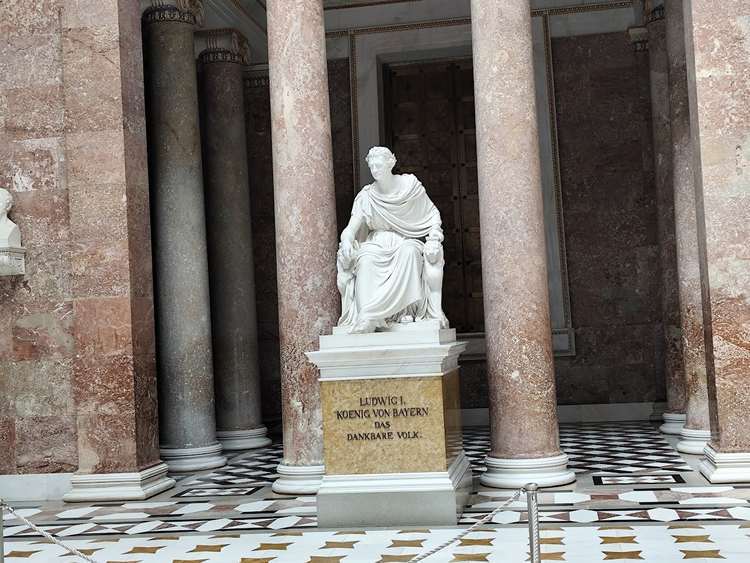 Walhalla I. Lajos szobra