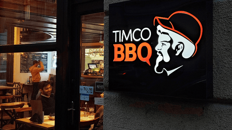 Otthoni BBQ recepteket kelt életre egy amerikai sörfőző Budapesten 