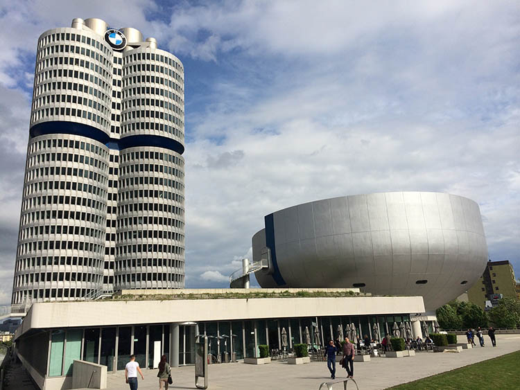 bmw muzeum szoveg kozott02