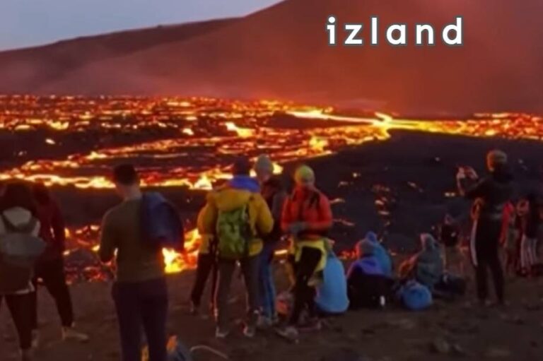 Lávaömlés és veszélyes gázok – A turisták odáig vannak az új izlandi vulkánkitörésért