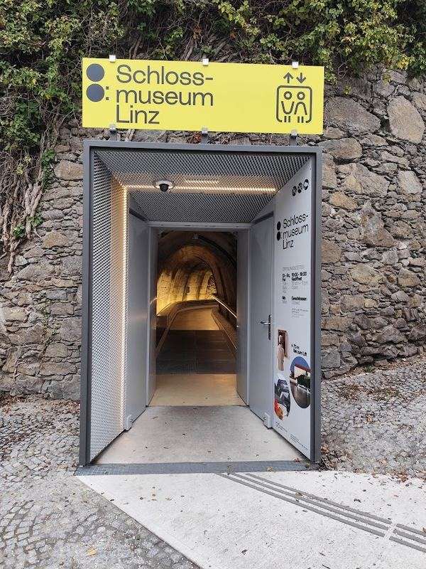 linz Schloss muzeum bejárata