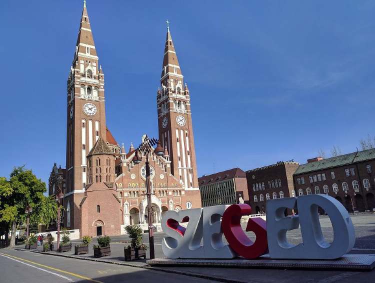 mo szeged dom ter felirat1