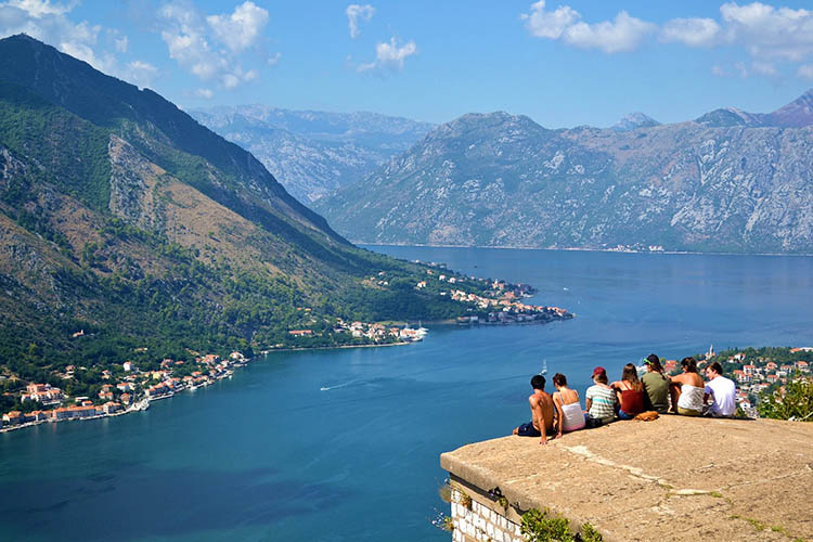monnetengro kotor szoveg koze